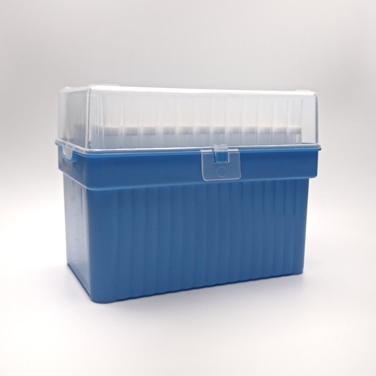 Blue rack containing 1000 µL sterile filter pipette tips with clear protective lid
