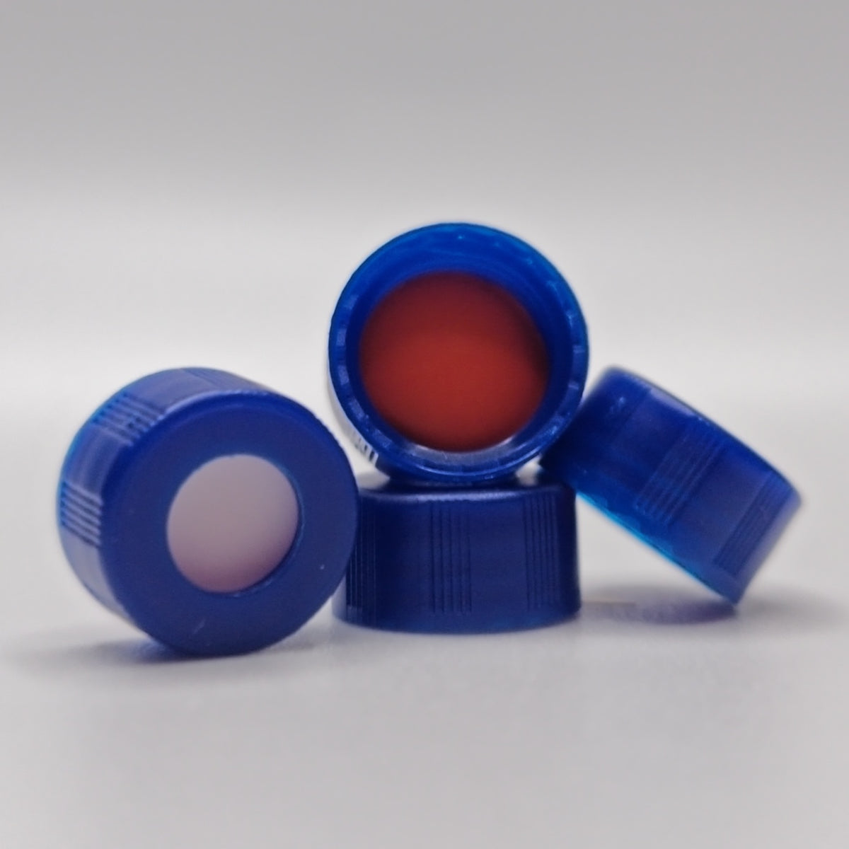 Blue 9-425 screw caps showing red PTFE/white silicone septa
